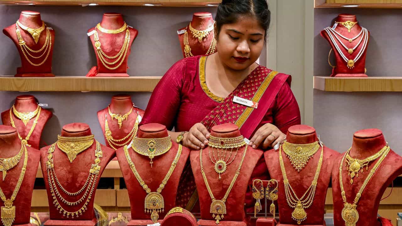 Gold Rate Forecast: ക്രൂഡ് ഓയിൽ വില ഇടിഞ്ഞു, ജൂണിൽ സ്വർണം രണ്ട് ലക്ഷത്തിലേക്കോ...