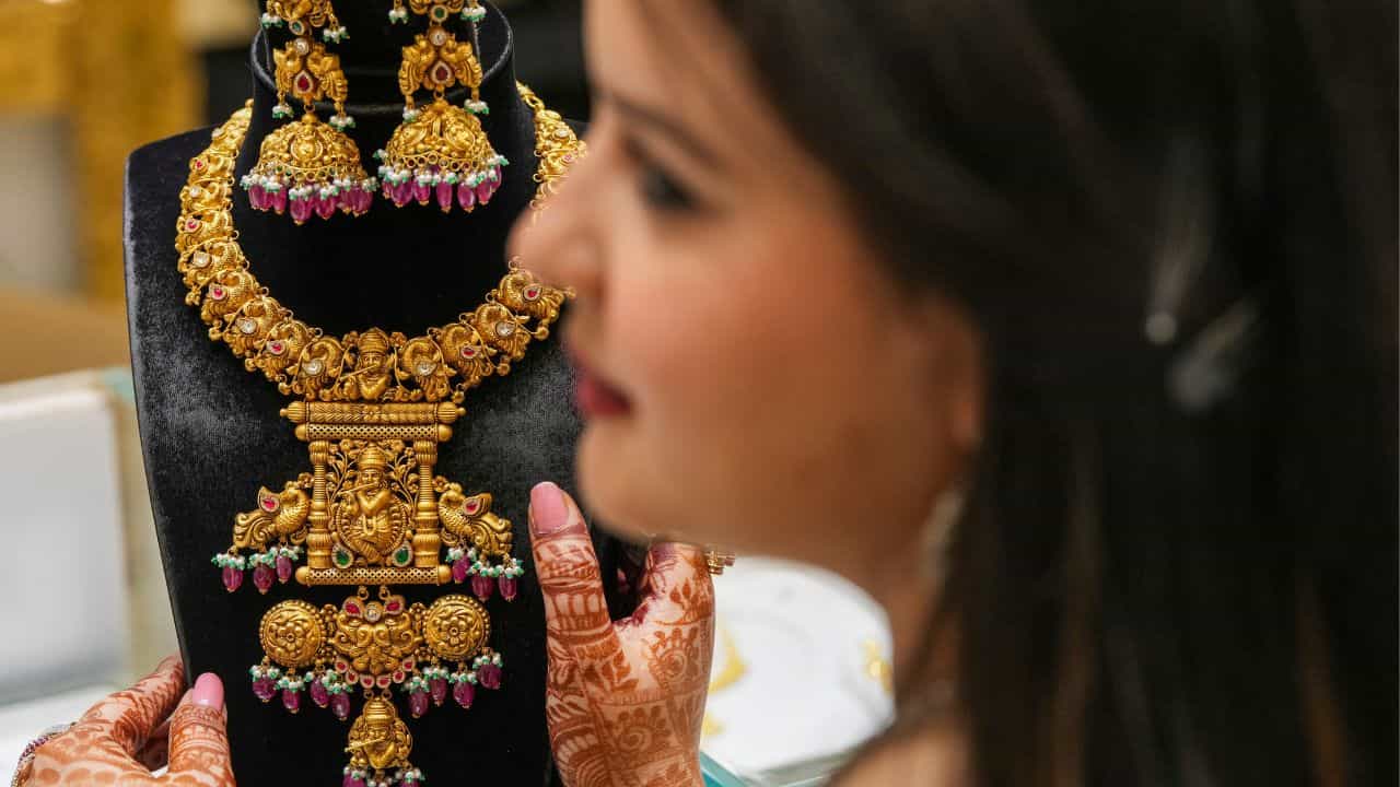 Kerala Gold Rate: മെയ് ആദ്യം തന്നെ സ്വർണം വാങ്ങുന്നുണ്ടോ, വില പറയും കാര്യം!
