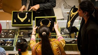 Kerala Gold Rate: ധൈര്യമായി സ്വർണം വാങ്ങിച്ചോ, വില കുറഞ്ഞിട്ടുണ്ടേ…