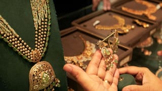 Gold Rate Forecast: സ്വര്‍ണവില ഇനി പിടിച്ചാല്‍ കിട്ടില്ല; ഒന്നര ലക്ഷം ഉടന്‍ കീഴടക്കും
