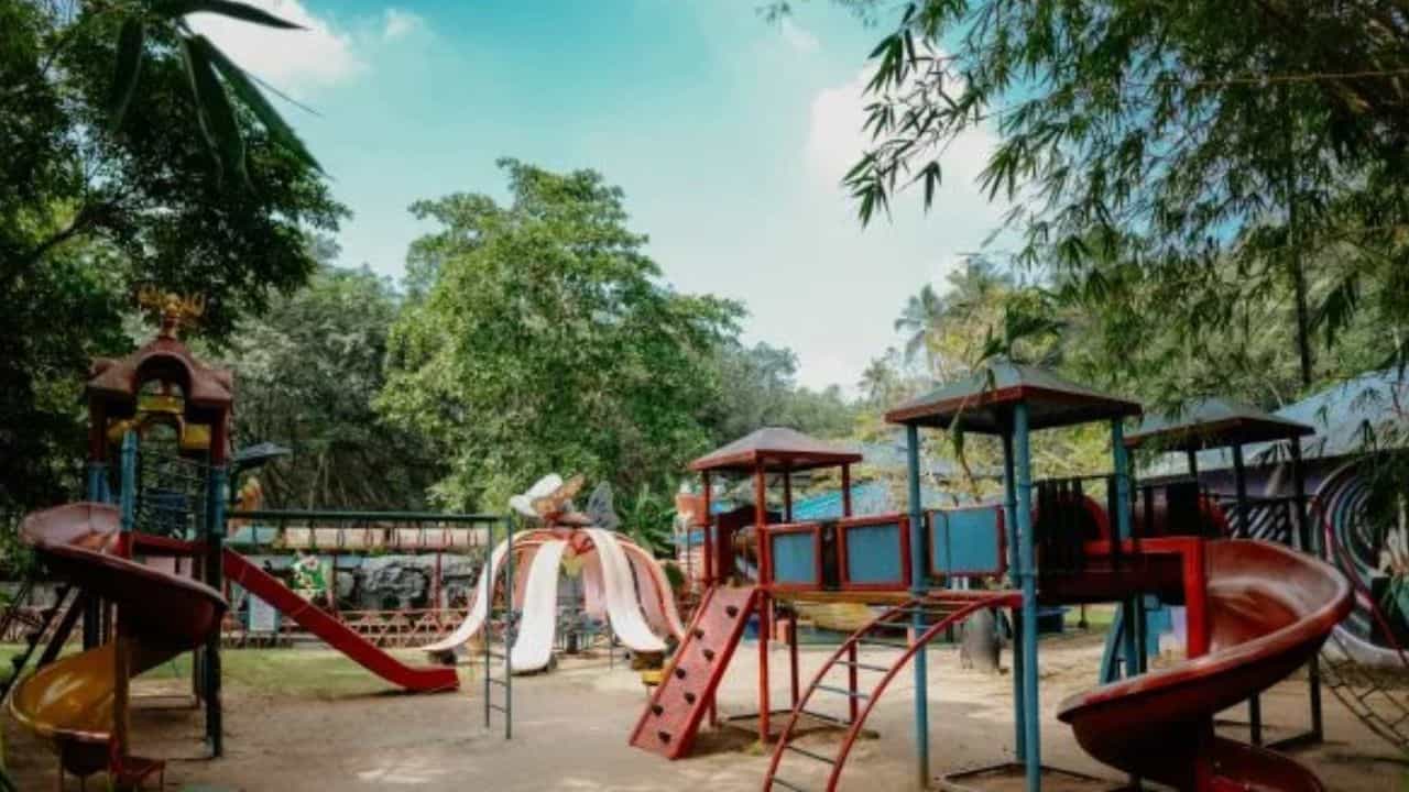 Happyland Accident: വെമ്പായം ഹാപ്പിലാൻഡിൽ റൈഡ് പൊട്ടിവീണ് അപകടം, അഞ്ച് പേർക്ക് പരിക്ക് Happyland Accident: വെമ്പായം ഹാപ്പിലാൻഡിൽ റൈഡ് പൊട്ടിവീണ് അപകടം, അഞ്ച് പേർക്ക് പരിക്ക്