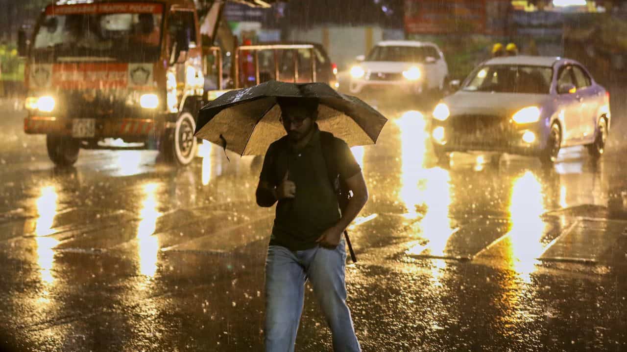 Kerala Weather Update: മൺസൂൺ ശക്തം, ഇന്നും പരക്കെ മഴ; ഈ ജില്ലകളിൽ യെല്ലോ അലർട്ട് Kerala Weather Update: മൺസൂൺ ശക്തം, ഇന്നും പരക്കെ മഴ; ഈ ജില്ലകളിൽ യെല്ലോ അലർട്ട്