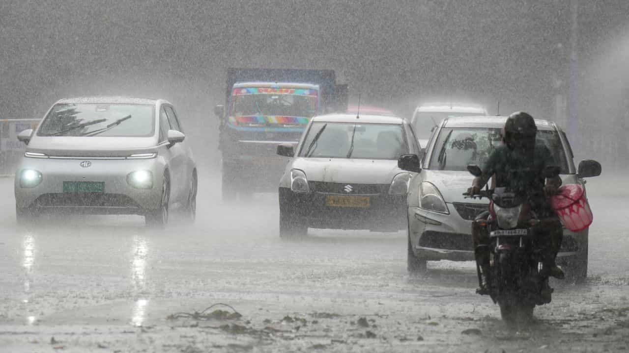 Kerala Rain Alert: വരും മണിക്കൂറിൽ ശക്തമായ മഴ.... ഇന്ന് മുന്നറിയിപ്പ് ഇവിടെയെല്ലാം; ഇടിമിന്നൽ ജാഗ്രത Kerala Rain Alert: വരും മണിക്കൂറിൽ ശക്തമായ മഴ.... ഇന്ന് മുന്നറിയിപ്പ് ഇവിടെയെല്ലാം; ഇടിമിന്നൽ ജാഗ്രത