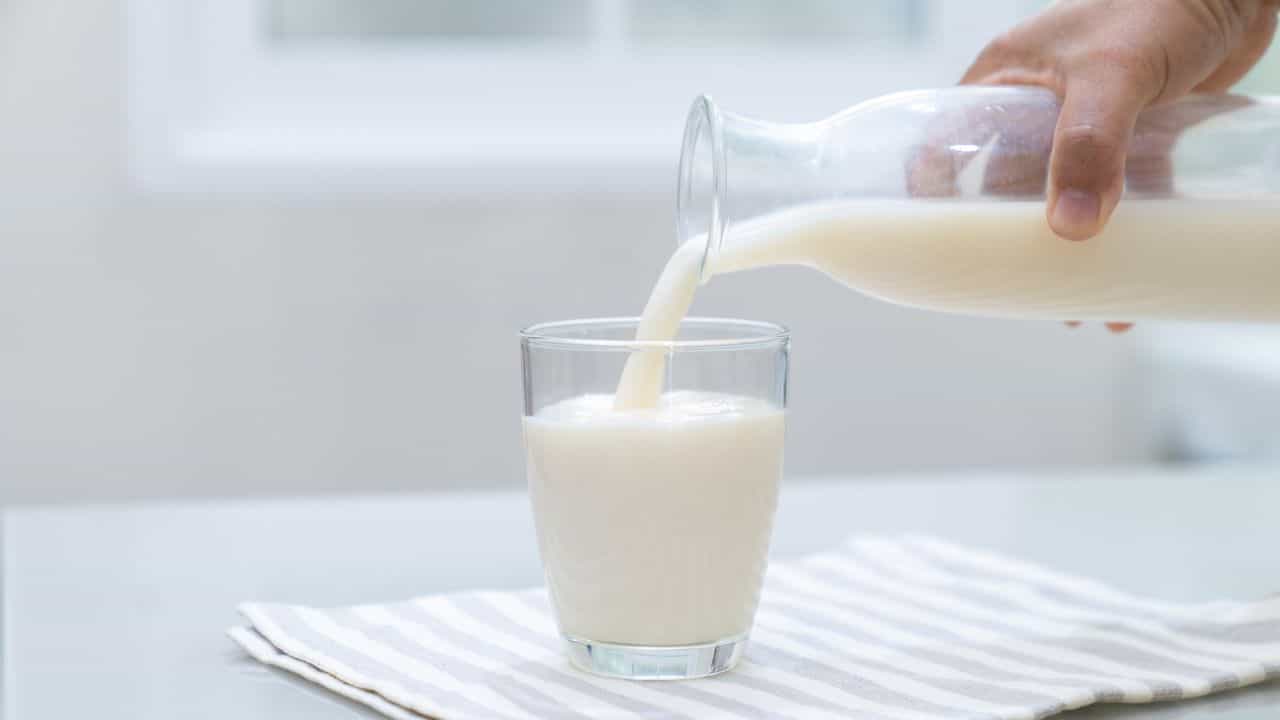 Milma Milk Price Hike: ചായ കുടിയും മുടങ്ങും! ജനങ്ങൾക്ക് വീണ്ടും ഇരുട്ടടി നൽകി മിൽമ; പാലിന് വില കൂട്ടി