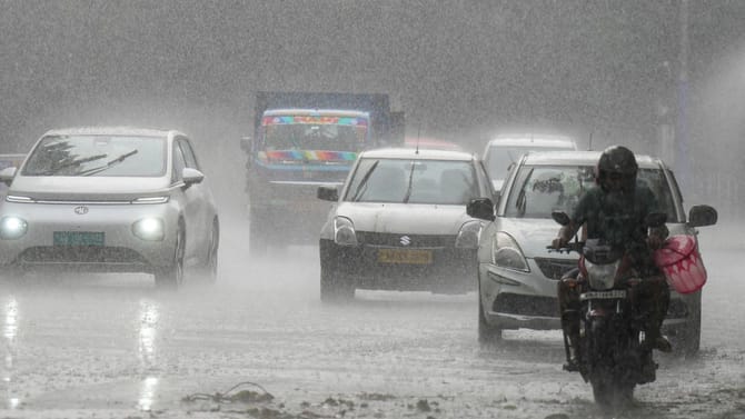 മധ്യകേരളത്തിൽ കനത്ത മഴയ്ക്കും ശക്തമായ കാറ്റിനും സാധ്യത