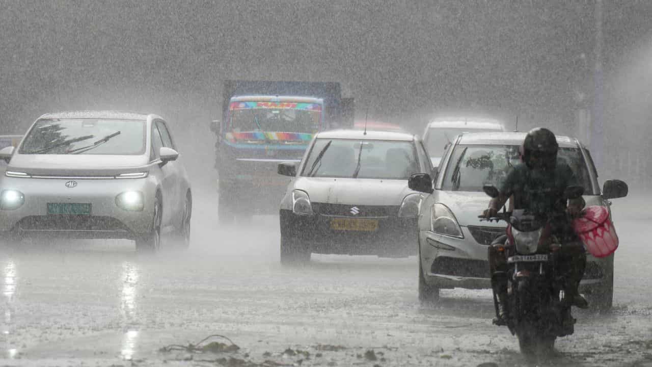Kerala Weather Update: ന്യൂനമർദവും ചക്രവാതച്ചുഴിയും; ഈ ജില്ലകളിൽ മഴ തകർക്കും, ഇന്നത്തെ കാലാവസ്ഥ