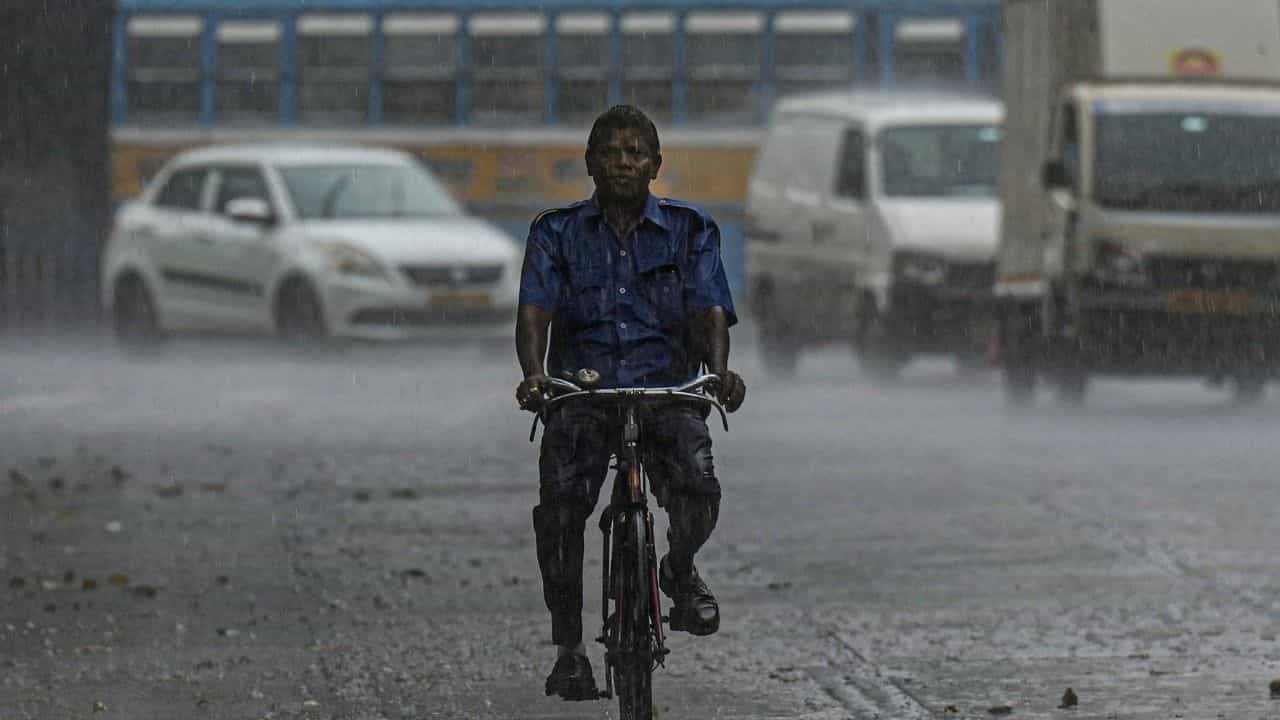 kerala Weather Update: കുടയെടുത്തോ, കനത്ത മഴ വരുന്നുണ്ടേ... ശ്രദ്ധിക്കേണ്ടത് ഈ ജില്ലക്കാർ,  ഇന്നത്തെ കാലാവസ്ഥ