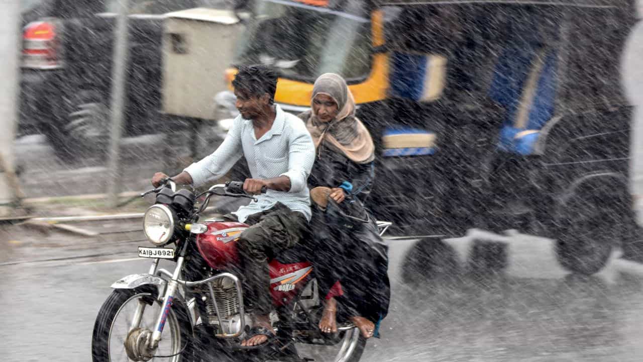 Kerala Rain Update: മഴ ഇന്നും തകർക്കും! കാലവർഷം അടുത്തെത്തി; മുന്നറിയിപ്പുള്ളത് ഈ ജില്ലകളിൽ Kerala Rain Update: മഴ ഇന്നും തകർക്കും! കാലവർഷം അടുത്തെത്തി; മുന്നറിയിപ്പുള്ളത് ഈ ജില്ലകളിൽ