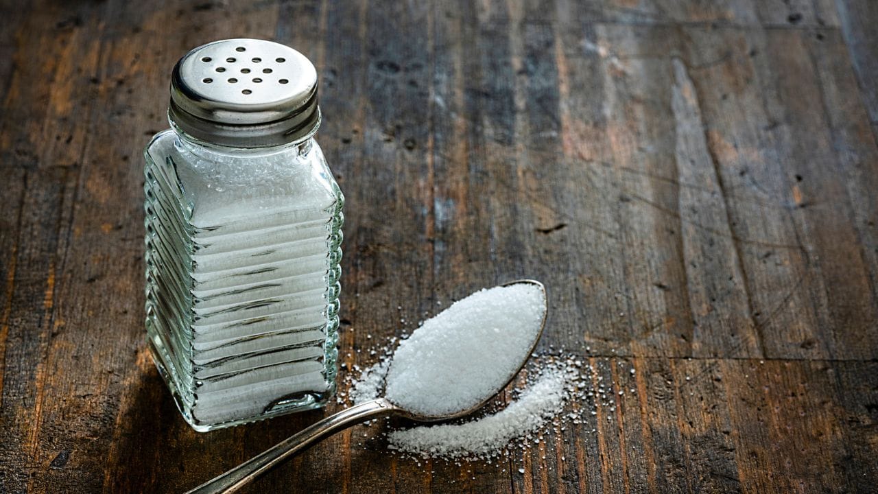ഇതിന്റെ പ്രധാന ലക്ഷണങ്ങളിൽ ആദ്യത്തേത് വിരലുകളിലോ കാലുകളിലോ ഉണ്ടാകുന്ന വീക്കമാണ്. അടിക്കടിയുള്ള കടുത്ത ദാഹവും തലവേദനയും ഉപ്പുള്ള ഭക്ഷണങ്ങളോടുള്ള അമിത ആസക്തിയും ആണ് മറ്റ് ലക്ഷണങ്ങൾ.