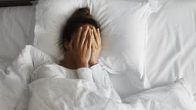 ഉറക്കം കിട്ടുന്നില്ലേ? ഈ 3 ശീലങ്ങളാണ് കാരണം!