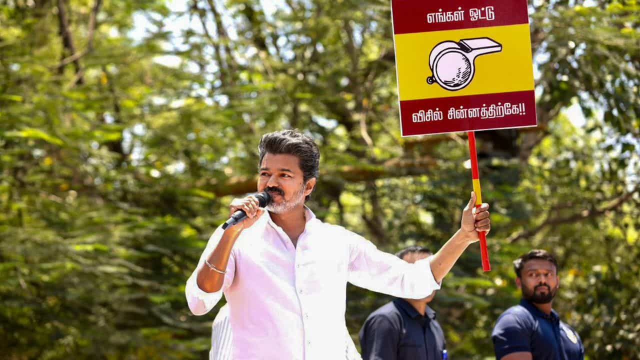 Tamil Nadu Assembley Election: വിജയ് തോൽക്കുമെന്ന് പ്രചാരണം; ജീവനൊടുക്കാൻ ശ്രമിച്ച് ആരാധകൻ