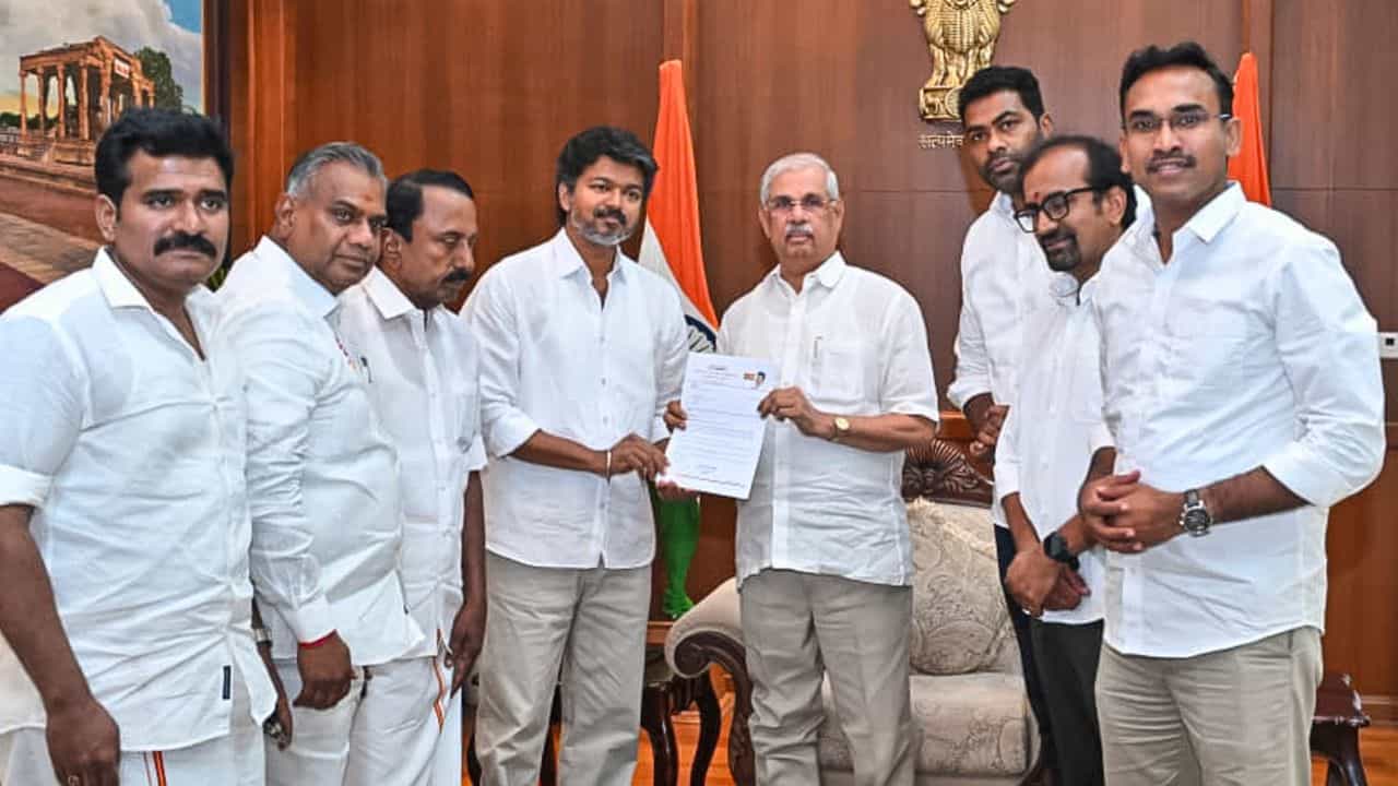 Vijay: 113 പോരാ, ഗവർണർ വക ട്വിസ്റ്റ്; വിജയ് സർക്കാർ സത്യപ്രതിജ്ഞ നീളും?