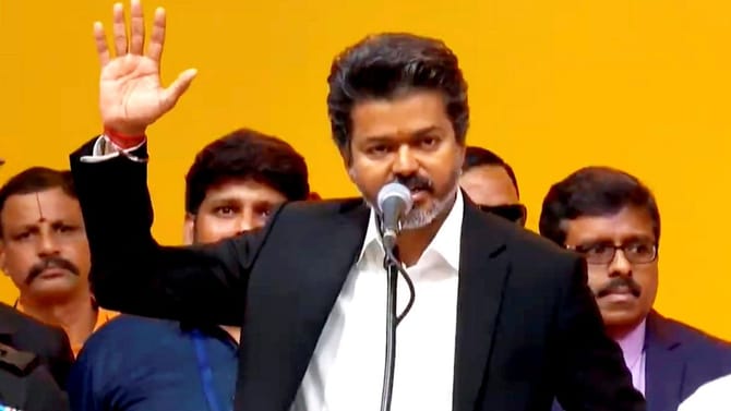 മുഖ്യമന്ത്രിയായി വിജയ് സത്യപ്രതിജ്ഞ ചെയ്തു