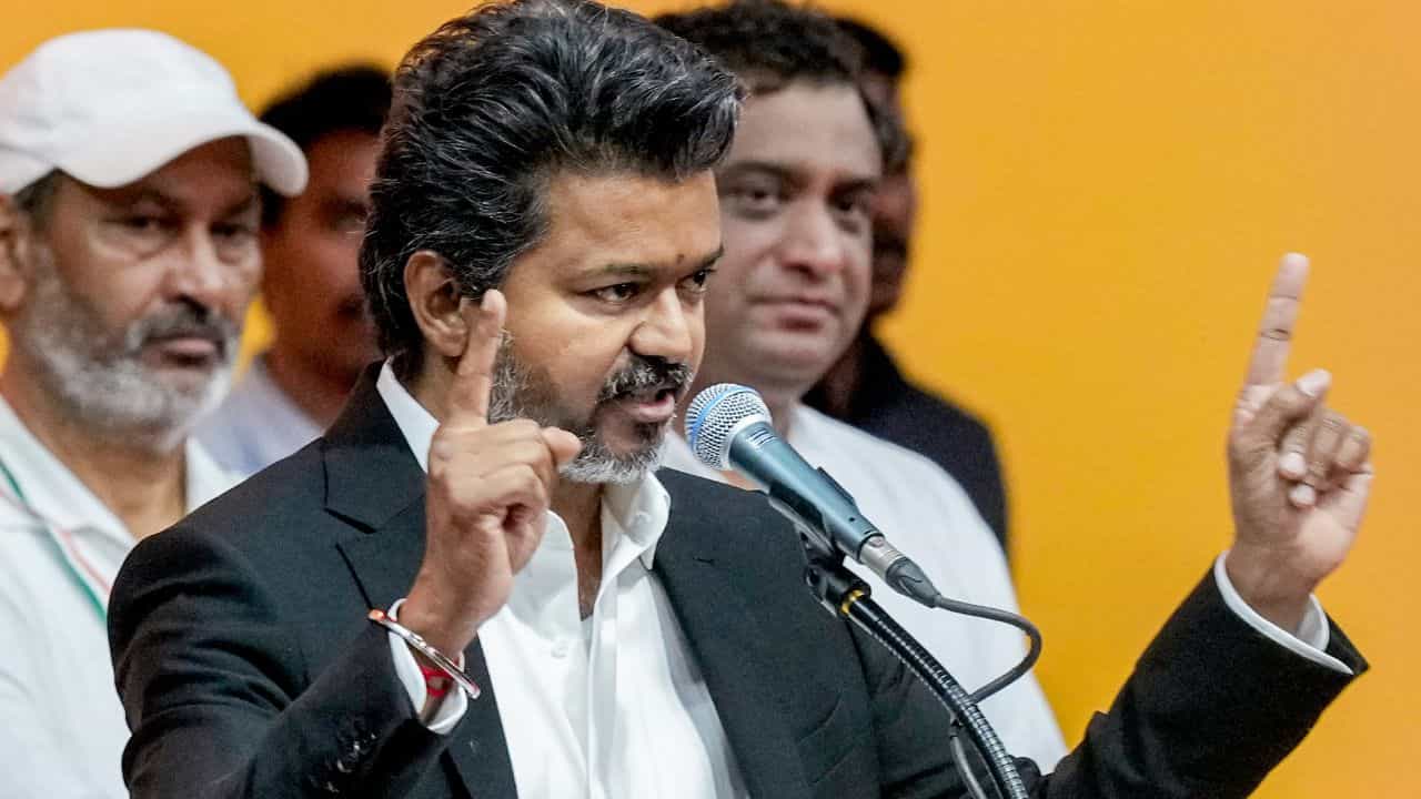 Vijay Salary: വിജയ്ക്ക് കിട്ടുന്ന ശമ്പളം 2.85 ലക്ഷം രൂപ! തമിഴ്നാട് മുഖ്യമന്ത്രിയുടെ അക്കൗണ്ടിൽ മാസമെത്തുന്നത്...