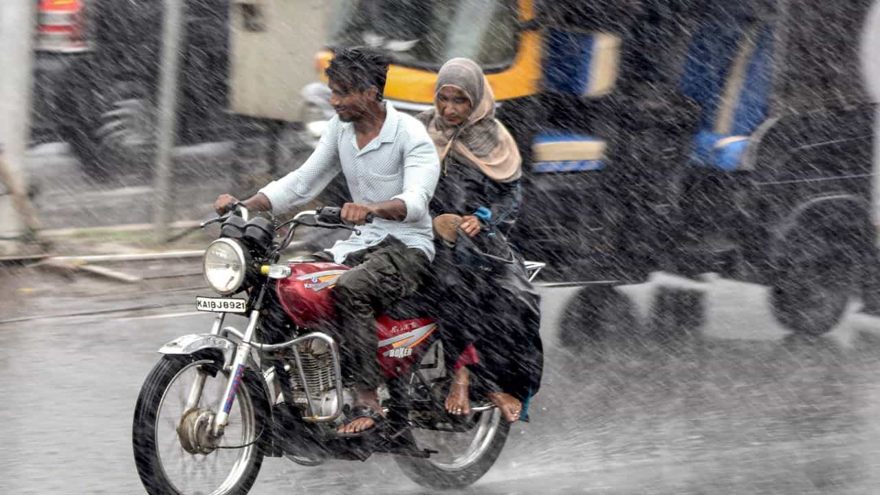 Kerala Weather Update: വോട്ടെണ്ണൽ മഴ കൊണ്ടുപോകുമോ? കനത്ത മഴ മൂന്നിടത്ത്, ഇന്നത്തെ കാലാവസ്ഥ