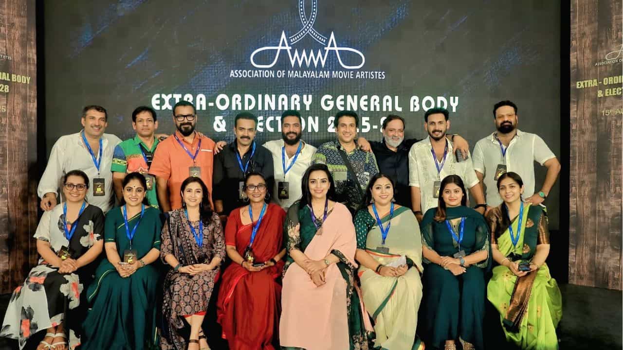 AMMA Association Crisis: ജനറൽ ബോഡിയിലെ തർക്കം മൂർച്ഛിച്ചു; അമ്മ ഭരണസമിതി രാജിവെച്ചു AMMA Association Crisis: ജനറൽ ബോഡിയിലെ തർക്കം മൂർച്ഛിച്ചു; അമ്മ ഭരണസമിതി രാജിവെച്ചു