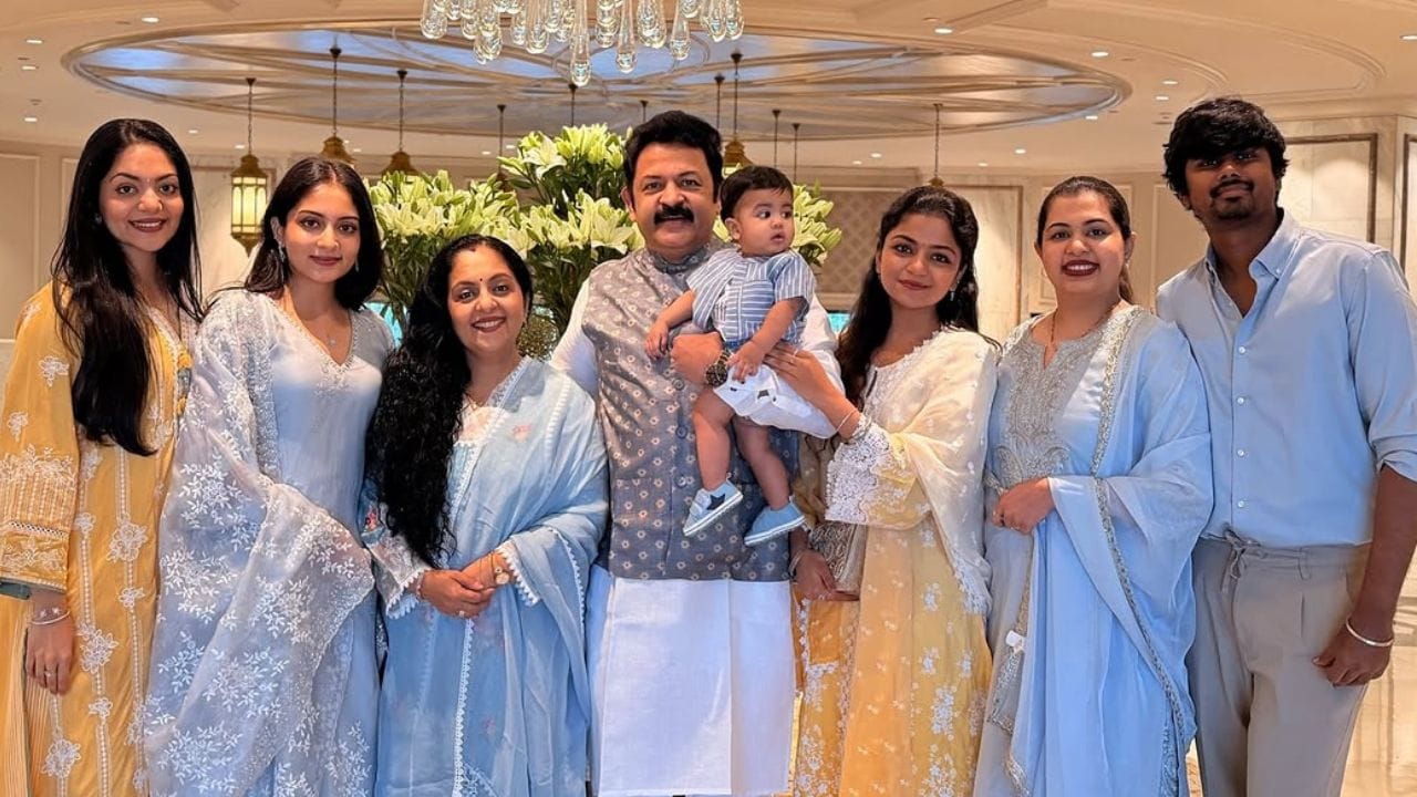 നടന്‍ കൃഷ്ണകുമാറിന്റെ കുടുംബത്തെ അറിയാത്ത മലയാളികളില്ല. നടന്റെ ഭാര്യ, കുട്ടികള്‍ എന്നതിലുപരി സ്വന്തമായൊരു വ്യക്തിത്വം ഉണ്ടാക്കിയെടുക്കാന്‍ സാധിച്ചവരാണ് ആ വീട്ടിലെ എല്ലാവരും. കൃഷ്ണകുമാറിന്റെ ഭാര്യ സിന്ധു കൃഷ്ണകുമാര്‍, മക്കളായ അഹാന കൃഷ്ണ, ദിയ കൃഷ്ണ, ഇഷാനി കൃഷ്ണ, ഹന്‍സിക കൃഷ്ണ എന്നിവര്‍ക്കെല്ലാം സ്വന്തമായി യൂട്യൂബ് ചാനലുകളുണ്ട്, ഇതില്‍ നിന്നാണ് കുടുംബം വരുമാനം കണ്ടെത്തുന്നതും. (Image Credit Source: Ahaana Krishna Instagram Page)