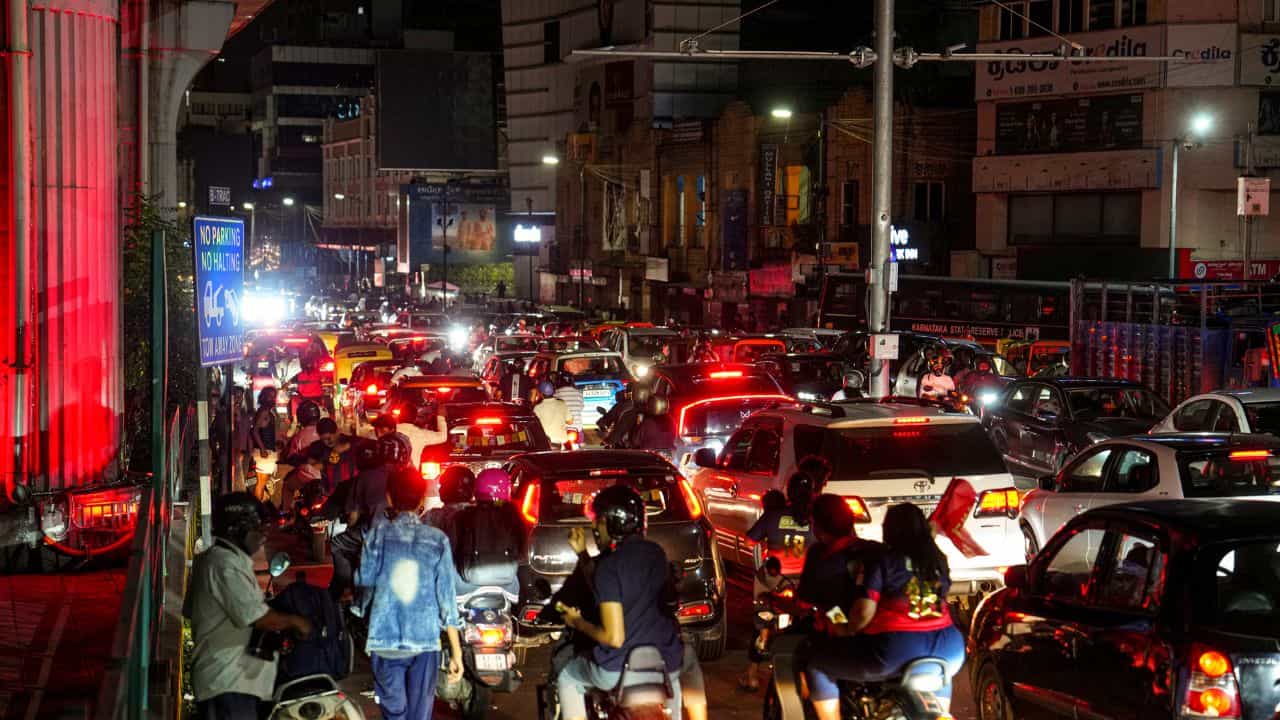 Bengaluru Road Closed: ബെംഗളൂരുവിലെ മൂന്ന് പ്രധാന റോഡുകള്‍ അടച്ചു; ഇതുവഴി പോയി പണിവാങ്ങരുത്