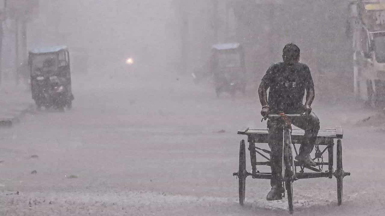 Bengaluru Weather Update: ബെംഗളൂരുകാരുടെ പ്രത്യേക ശ്രദ്ധയ്ക്ക്; നഗരത്തില് കനത്ത മഴ, കാലാവസ്ഥ മോശം Bengaluru Weather Update: ബെംഗളൂരുകാരുടെ പ്രത്യേക ശ്രദ്ധയ്ക്ക്; നഗരത്തില് കനത്ത മഴ, കാലാവസ്ഥ മോശം