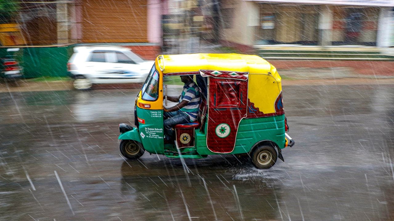 ബെംഗളൂരുവിലെ താഴ്ന്ന പ്രദേശങ്ങളില്‍ കനത്ത മഴയെ തുടര്‍ന്ന് വെള്ളക്കെട്ട് ഉണ്ടാകാനുള്ള സാധ്യതയുണ്ട്. ഇത് ഗതാഗതക്കുരുക്കിനും വാഹനങ്ങളുടെ കാഴ്ച മങ്ങുന്നതിനും വഴിയൊരുക്കും. തെക്കുപടിഞ്ഞാറന്‍ മണ്‍സൂണ്‍ ശക്തി പ്രാപിക്കുന്നതിനാല്‍ ഈ ആഴ്ച മുഴുവന്‍ ഇടയ്ക്കിടെ മഴ ഉണ്ടാകുമെന്നാണ് പ്രവചനം. കര്‍ണാടകയിലെ ഒറ്റപ്പെട്ട സ്ഥലങ്ങളില്‍ 6.5 മില്ലിമീറ്റര്‍ മുതല്‍ 115.4 മില്ലിമീറ്റര്‍ വരെ കനത്ത മഴയ്ക്കാണ് സാധ്യതയുള്ളത്. 

