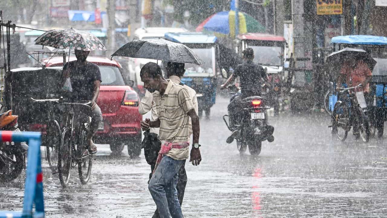 Bengaluru Weather Update: ബെംഗളൂരുവില് ഓറഞ്ച് അലര്ട്ട്; മൂന്ന് ദിവസം അതിശക്തമായ മഴ പെയ്യും Bengaluru Weather Update: ബെംഗളൂരുവില് ഓറഞ്ച് അലര്ട്ട്; മൂന്ന് ദിവസം അതിശക്തമായ മഴ പെയ്യും