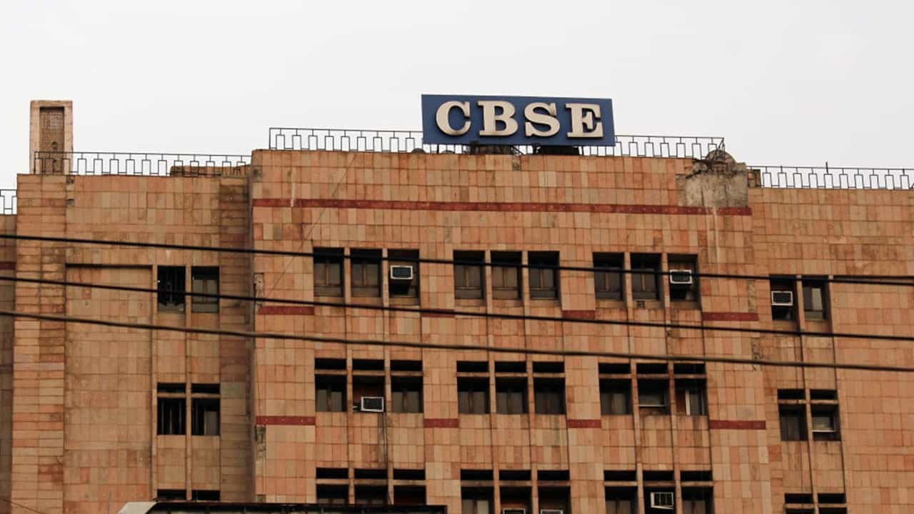 CBSE OSM Controversy: സിബിഎസ്ഇ വിവാദത്തില് കടുത്ത നടപടി; ചെയർമാനെയും സെക്രട്ടറിയെയും തെറിപ്പിച്ചു CBSE OSM Controversy: സിബിഎസ്ഇ വിവാദത്തില് കടുത്ത നടപടി; ചെയർമാനെയും സെക്രട്ടറിയെയും തെറിപ്പിച്ചു