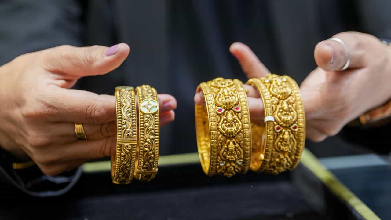 Gold Rate Forecast: 6 മാസത്തിനുള്ളില് സ്വര്ണം 2 ലക്ഷത്തിലെത്തും; പ്രവചനങ്ങള് തിരുത്തി വിദഗ്ധര് Gold Rate Forecast: 6 മാസത്തിനുള്ളില് സ്വര്ണം 2 ലക്ഷത്തിലെത്തും; പ്രവചനങ്ങള് തിരുത്തി വിദഗ്ധര്