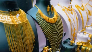 Gold Rate Forecast: സ്വര്‍ണവില വീണ്ടും ഉന്നതങ്ങളിലേക്ക്; 6,000 ഡോളര്‍ ഈ വര്‍ഷം തന്നെ കടക്കും
