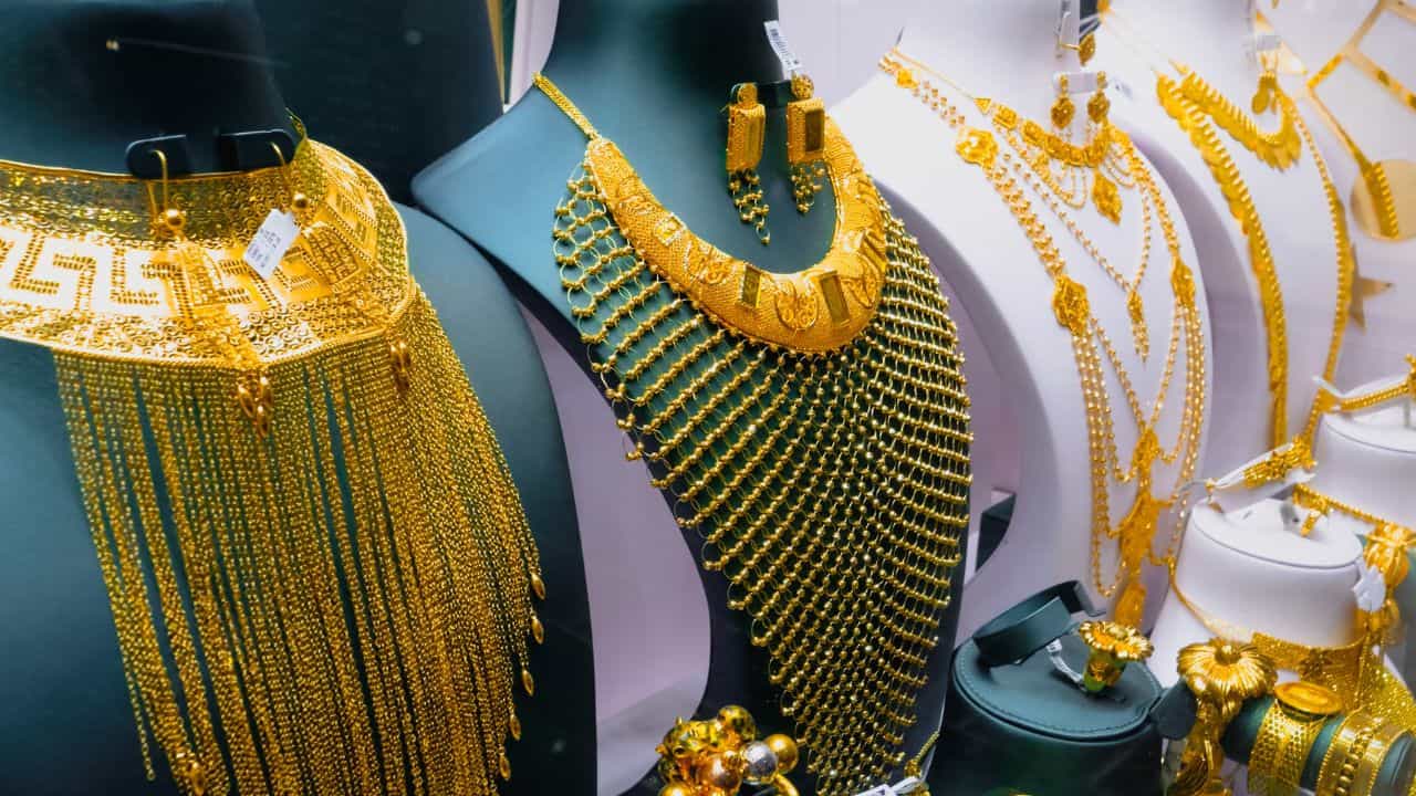 Gold Rate Forecast: സ്വര്ണവില വീണ്ടും ഉന്നതങ്ങളിലേക്ക്; 6,000 ഡോളര് ഈ വര്ഷം തന്നെ കടക്കും Gold Rate Forecast: സ്വര്ണവില വീണ്ടും ഉന്നതങ്ങളിലേക്ക്; 6,000 ഡോളര് ഈ വര്ഷം തന്നെ കടക്കും