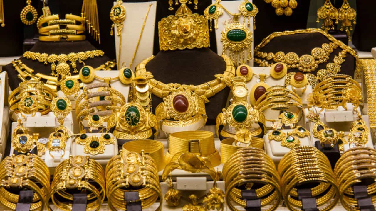 Gold Rate Forecast: ഇതുവരെ കണ്ടത് സാമ്പിള്; സ്വര്ണവില എല്ലാ റെക്കോഡും കടക്കും Gold Rate Forecast: ഇതുവരെ കണ്ടത് സാമ്പിള്; സ്വര്ണവില എല്ലാ റെക്കോഡും കടക്കും