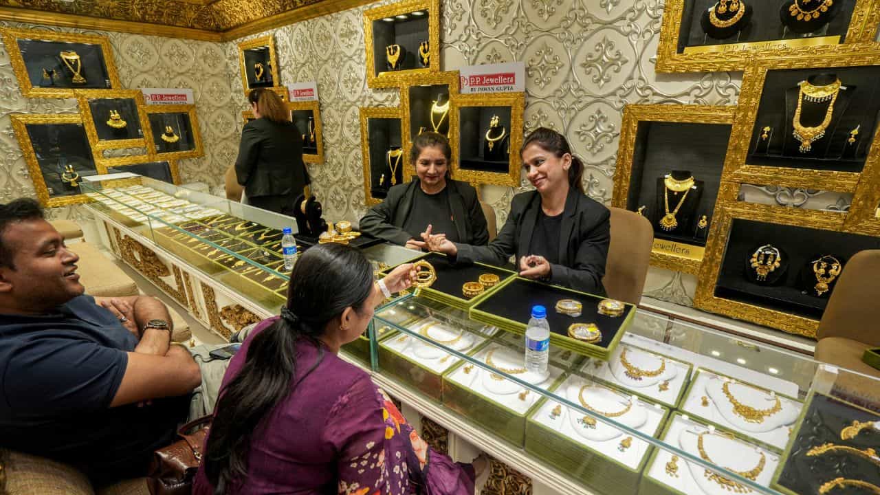 Kerala Gold Rate Today: ജൂണ് 1ലെ സ്വര്ണവില; പൊന്ന് വാങ്ങാം, പക്ഷെ കൂടുതല് പറ്റില്ല Kerala Gold Rate Today: ജൂണ് 1ലെ സ്വര്ണവില; പൊന്ന് വാങ്ങാം, പക്ഷെ കൂടുതല് പറ്റില്ല