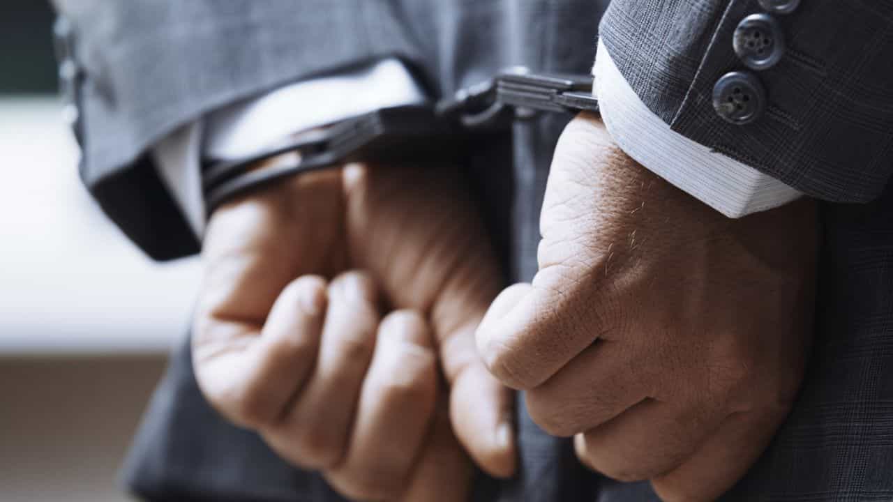 Haryana IAS Officer Arrested: നടന്നത് 593 കോടിയുടെ വമ്പൻ അഴിമതി; സർക്കാരിൻ്റെ 60 കോടി തട്ടിയ ഐ.എ.എസ് ഉദ്യോഗസ്ഥൻ പിടിയിൽ Haryana IAS Officer Arrested: നടന്നത് 593 കോടിയുടെ വമ്പൻ അഴിമതി; സർക്കാരിൻ്റെ 60 കോടി തട്ടിയ ഐ.എ.എസ് ഉദ്യോഗസ്ഥൻ പിടിയിൽ