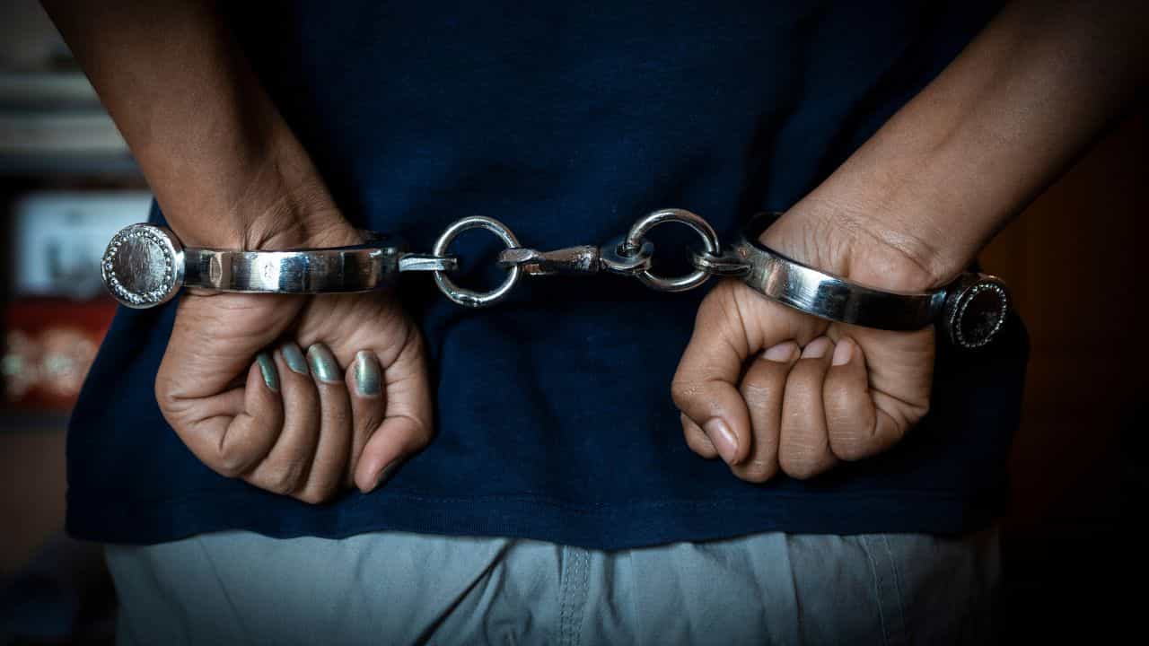 Bengaluru Crime:“സി.ഐ.ഡിയല്ല, പെരുങ്കള്ളൻ”; ബെംഗളൂരുവിൽ മലയാളിയെ ഭീഷണിപ്പെടുത്തി 20 ലക്ഷം കവർന്ന ഇൻസ്പെക്ടറും കൂട്ടാളികളും പിടിയിൽ Bengaluru Crime:“സി.ഐ.ഡിയല്ല, പെരുങ്കള്ളൻ”; ബെംഗളൂരുവിൽ മലയാളിയെ ഭീഷണിപ്പെടുത്തി 20 ലക്ഷം കവർന്ന ഇൻസ്പെക്ടറും കൂട്ടാളികളും പിടിയിൽ