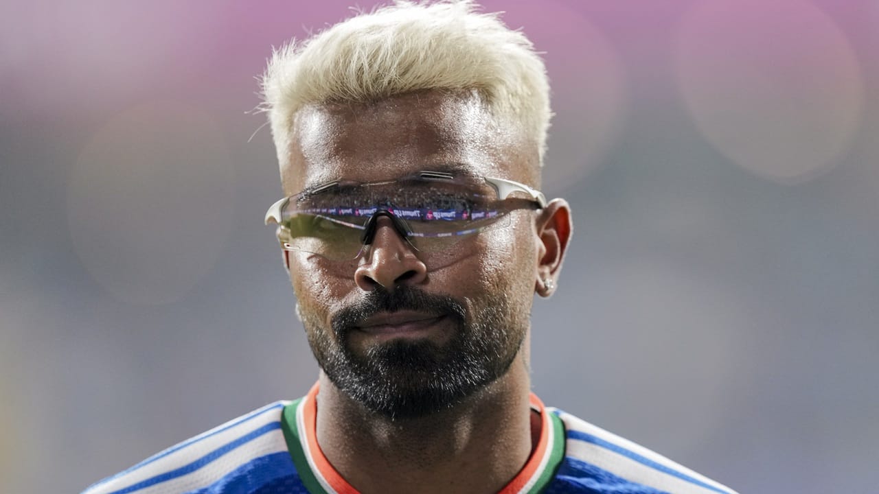 ഹാര്ദ്ദിക് പാണ്ഡ്യയുമായി വേര്പിരിയാന് മുംബൈ ഇന്ത്യന്സ് ഒരുങ്ങുന്നുവെന്ന് റെവ്സ്പോര്ട്സ് റിപ്പോര്ട്ട് ചെയ്തു. ട്രേഡ് ഡീലില് രാജസ്ഥാന് റോയല്സ് ഓപ്പണര് യശ്വസി ജയ്സ്വാളിനെ ടീമിലെത്തിക്കാനാണ് മുംബൈയുടെ നീക്കമെന്നാണ് റിപ്പോര്ട്ട്. ഈ ഐപിഎല് സീസണില് ഹാര്ദ്ദിക് നയിച്ച മുംബൈയുടെ പ്രകടനം നിരാശജനകമായിരുന്നു. ഒമ്പതാമതാണ് ഫിനിഷ് ചെയ്തത് (Image Credit Source: PTI).