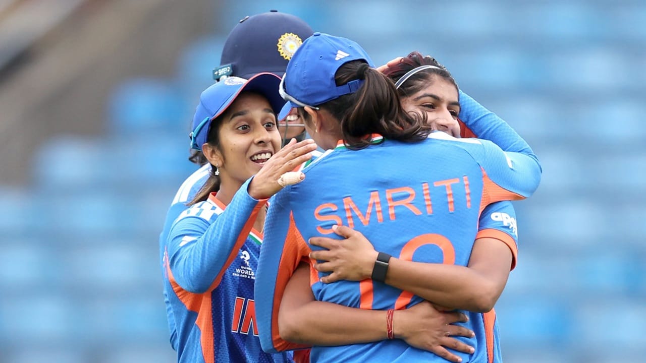 നിലവിലെ ചാമ്പ്യന്മാരായ ഓസ്ട്രേലിയയോട് തോറ്റുകൊണ്ട് ലോകകപ്പ് കാമ്പെയ്ൻ ആരംഭിച്ച ദക്ഷിണാഫ്രിക്കയ്ക്ക് ഇന്ത്യയ്ക്കെതിരായ മത്സരത്തിൽ വിജയം അനിവാര്യമാണ്. ഓൾഡ് ട്രാഫോർഡ് പിച്ച് ഇംഗ്ലണ്ടിലെ തന്നെ ഏറ്റവും കൂടുതൽ ബൗൺസ് ലഭിക്കുന്ന പിച്ചുകളിൽ ഒന്നാണ്. ആദ്യ ഓവറുകൾ നേരിടുക എന്നത് ബാറ്റർമാർക്ക് ബുദ്ധിമുട്ടാകാം. ഇതേ വേദിയിൽ നടന്ന കഴിഞ്ഞ രണ്ട് മത്സരങ്ങളിലും സ്പിന്നർമാർ നിർണായക പങ്ക് വഹിച്ചിരുന്നു.