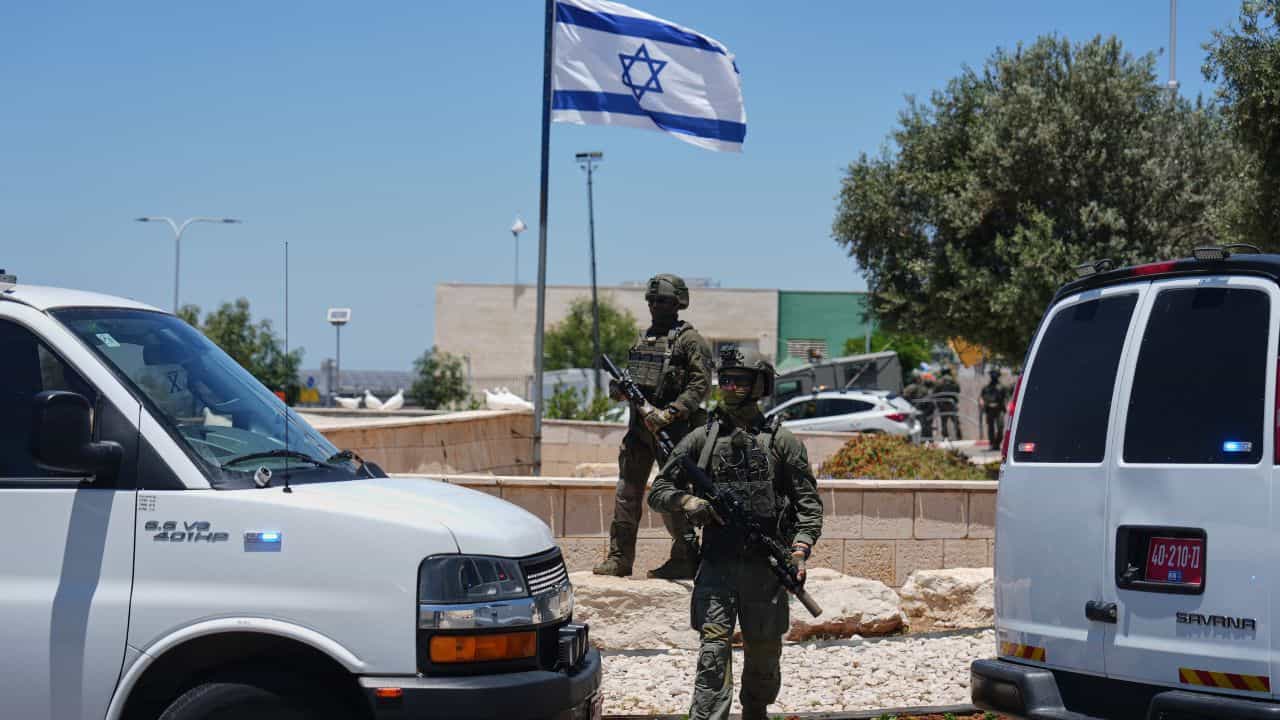 Iran Israel Attack: ഇസ്രായേലിനെ വിറപ്പിച്ച് ഇറാന്; കനത്ത മിസൈലാക്രമണം, തിരിച്ചടിയുണ്ടായേക്കും Iran Israel Attack: ഇസ്രായേലിനെ വിറപ്പിച്ച് ഇറാന്; കനത്ത മിസൈലാക്രമണം, തിരിച്ചടിയുണ്ടായേക്കും