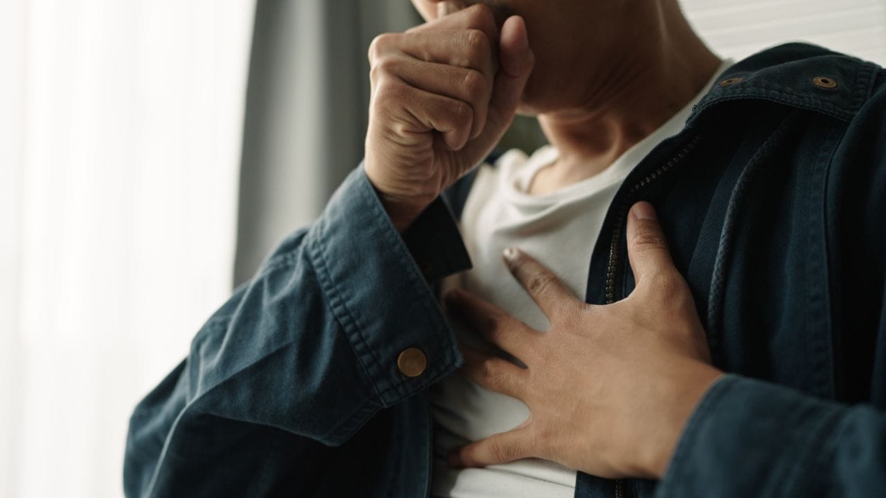 ചുമയോ കഫക്കെട്ടോ വരുമ്പോൾ കഫം (Phlegm/Mucus) തുപ്പികളയാൻ മടിച്ച്, കിടക്കയിലോ ഇരിക്കുന്നിടത്തോ അങ്ങനെതന്നെ ഇരിക്കുന്നവരാണ് നമ്മളിൽ പലരും. ചിലർ പൊതുസ്ഥലങ്ങളിൽ വെച്ച് തുപ്പാനുള്ള ബുദ്ധിമുട്ട് വിചാരിച്ച് അത് വീണ്ടും വിഴുങ്ങുന്നത് സാധാരണ ശീലമാണ്. എന്നാൽ, ശരീരം പുറന്തള്ളാൻ ശ്രമിക്കുന്ന ഈ മാലിന്യത്തെ വീണ്ടും ഉള്ളിലേക്ക് തന്നെ വിട്ടാൽ അത് ശരീരത്തെ എങ്ങനെ ബാധിക്കുമെന്ന് എപ്പോഴെങ്കിലും നിങ്ങൾ ചിന്തിച്ചിട്ടുണ്ടോ? (Image Credit Source: Getty Images)