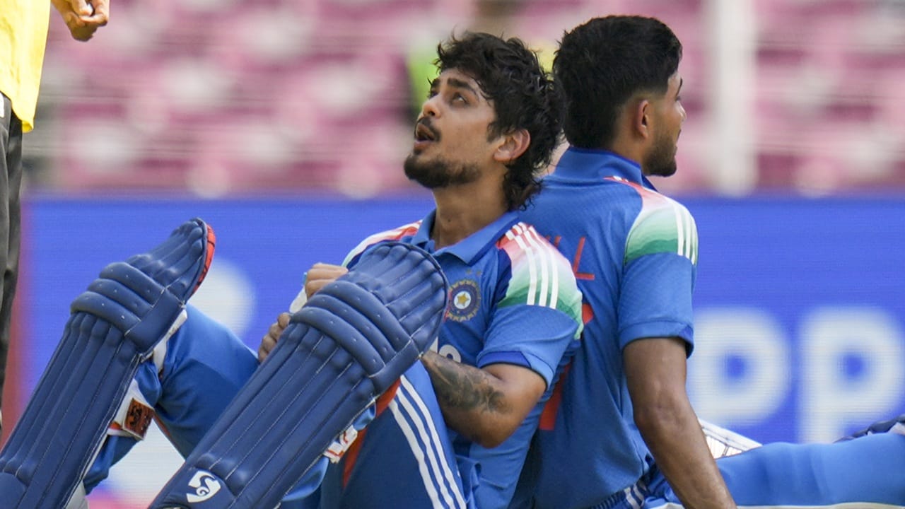 71 പന്തുകളിൽ ഇഷാന് സെഞ്ചുറി തികച്ചു. ഏകദിനത്തിൽ ഏറ്റവും വേഗത്തിൽ സെഞ്ച്വറി തികയ്ക്കുന്ന ഇന്ത്യൻ ക്യാപ്റ്റന്മാരുടെ പട്ടികയിലും ഗിൽ ഇടംപിടിച്ചു. 63 പന്തില് സെഞ്ചുറി തികച്ച രോഹിത് ശര്മയാണ് ഒന്നാമത്. ഇക്കാര്യത്തില് ഗില്ലിന് അഞ്ചാം സ്ഥാനമാണ്.