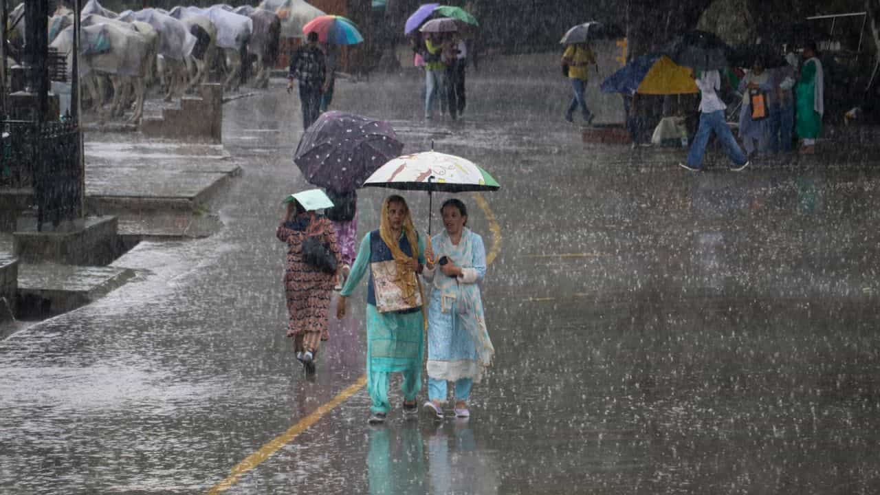 Kerala Weather Update: കേരളത്തിലിന്ന് കനത്ത മഴയും ശക്തമായ കാറ്റും; മൂന്ന് ജില്ലകള്‍ക്ക് അവധി