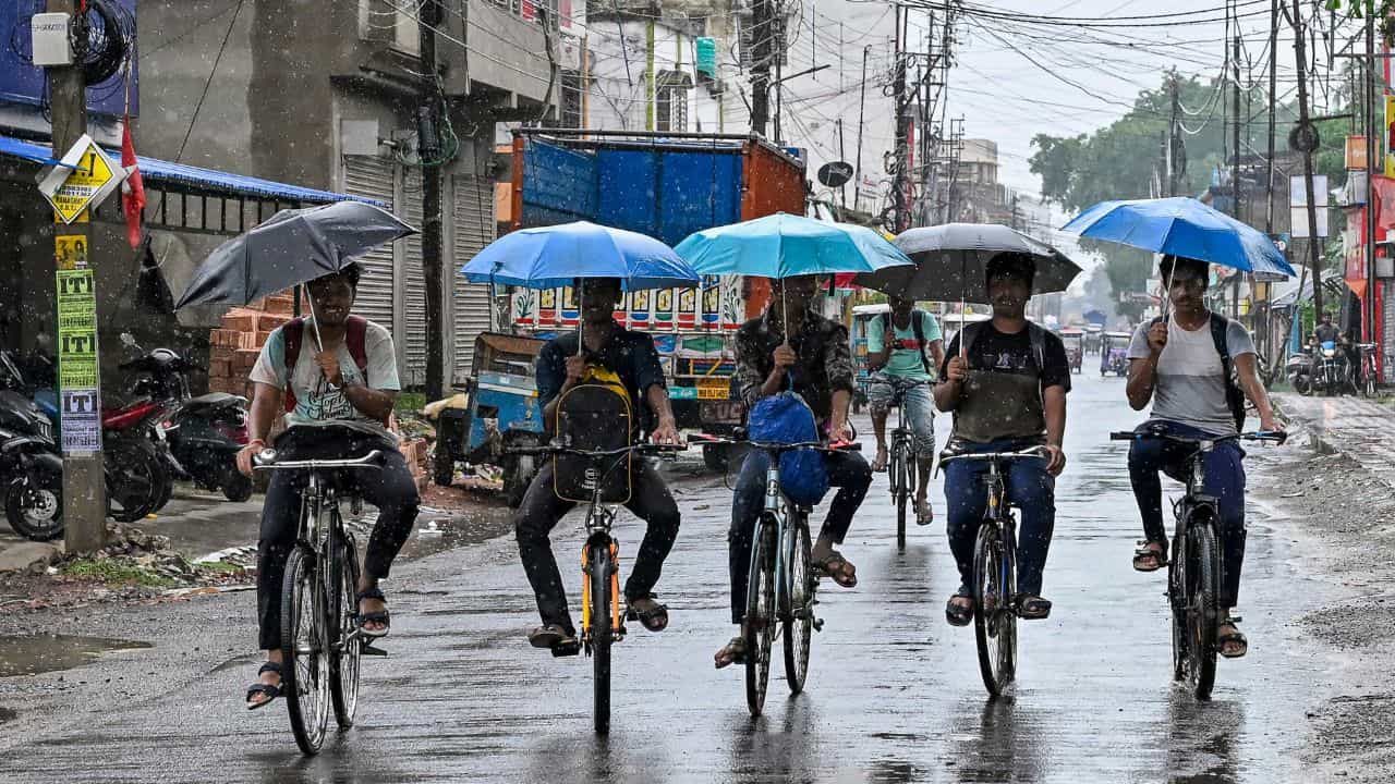 Kerala Weather Update: വടക്കൻ കേരളത്തിൽ കനത്ത മഴ തുടരും; ഏഴ് ജില്ലകളിൽ അതീവ ജാഗ്രത, ഓറഞ്ച് അലർട്ട്