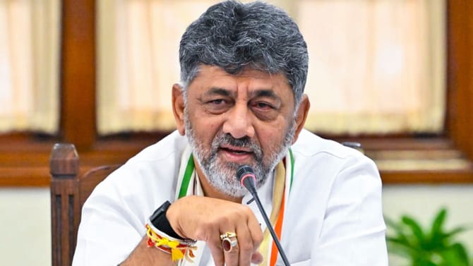 അധികാരമേറ്റ് മണിക്കൂറുകൾക്കകം മാസ്സ് പ്രഖ്യാപനങ്ങളുമായി ഡി.കെ