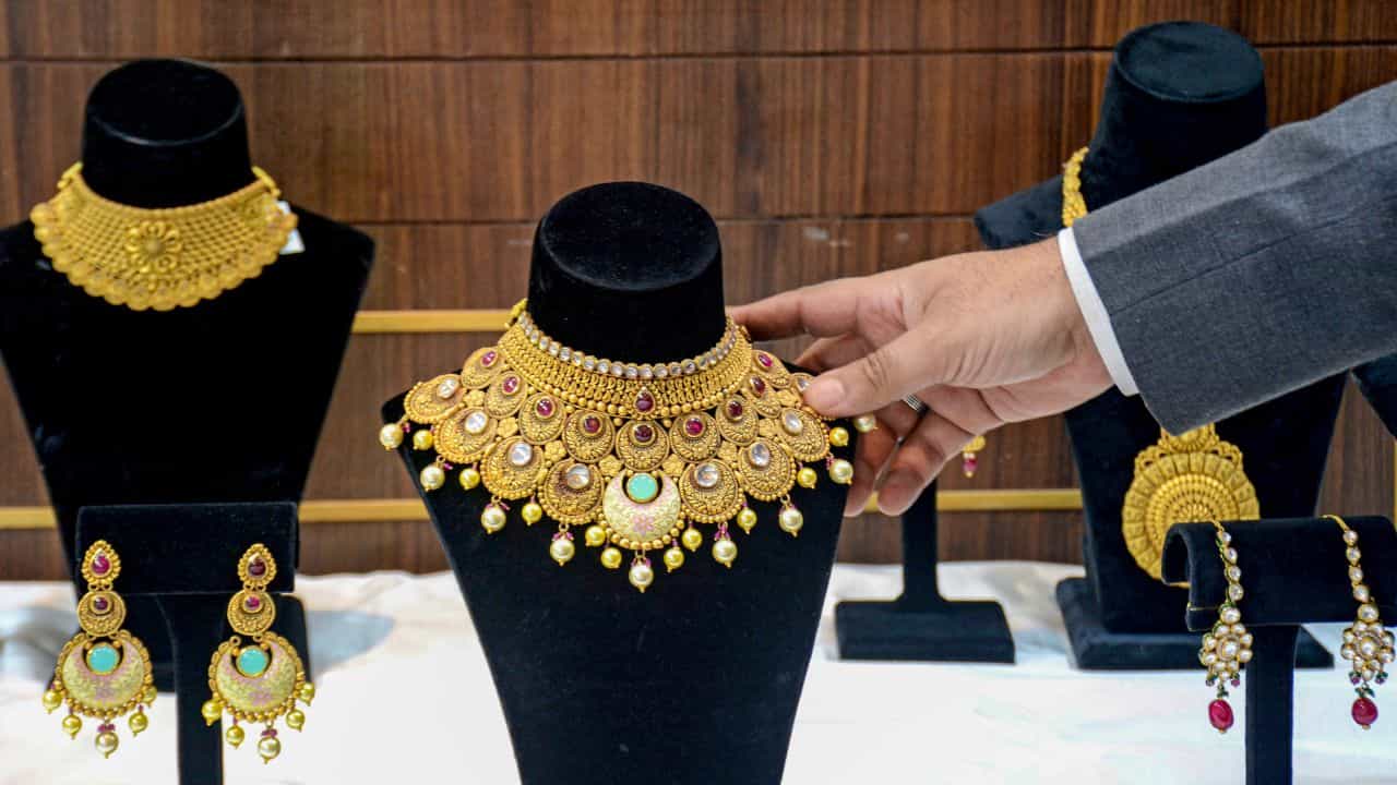 Kerala Gold Rate Today: പൊന്ന് വാങ്ങാന് ഇതാണ് മക്കളേ ബെസ്റ്റ് ടൈം; ഇന്നത്തെ സ്വര്ണവില Kerala Gold Rate Today: പൊന്ന് വാങ്ങാന് ഇതാണ് മക്കളേ ബെസ്റ്റ് ടൈം; ഇന്നത്തെ സ്വര്ണവില