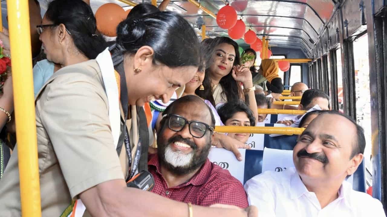 Kerala KSRTC Free Travel: പ്രിയമോടെ പ്രിയദർശിനി! സൗജന്യ യാത്ര ആദ്യ ദിനം പ്രയോജനപ്പെടുത്തിയത് 13 ലക്ഷത്തിലധികം സ്ത്രീകള് Kerala KSRTC Free Travel: പ്രിയമോടെ പ്രിയദർശിനി! സൗജന്യ യാത്ര ആദ്യ ദിനം പ്രയോജനപ്പെടുത്തിയത് 13 ലക്ഷത്തിലധികം സ്ത്രീകള്