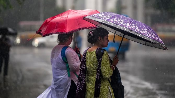മഴ കനക്കുന്നു; നാളെ രണ്ട് ജില്ലകളിലെ വിദ്യാഭ്യാസ സ്ഥാപനങ്ങൾക്ക്