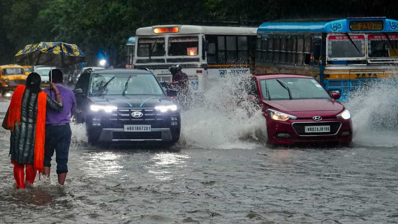 Kerala Weather Update: വടക്കന്‍ കേരളത്തിലേക്ക് കുതിച്ച് മഴ; അഞ്ച് ജില്ലകളില്‍ മുന്നറിയിപ്പ്, അതിശക്തമായ കാറ്റുമെത്തും