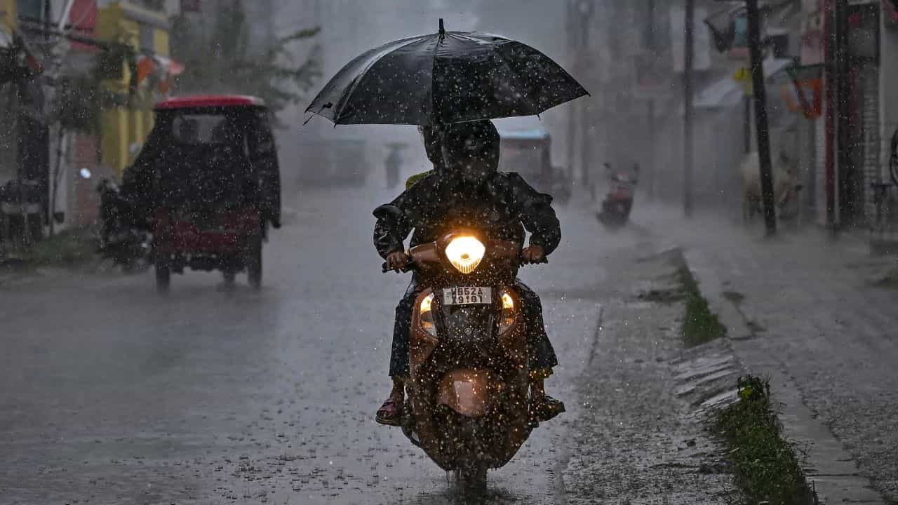 Kerala Weather Update: മഴയെത്തി...സംസ്ഥാനത്ത് യെല്ലോ അലര്ട്ട്; രണ്ട് ജില്ലകളില് അതീവ ജാഗ്രത നിര്ദേശം Kerala Weather Update: മഴയെത്തി...സംസ്ഥാനത്ത് യെല്ലോ അലര്ട്ട്; രണ്ട് ജില്ലകളില് അതീവ ജാഗ്രത നിര്ദേശം