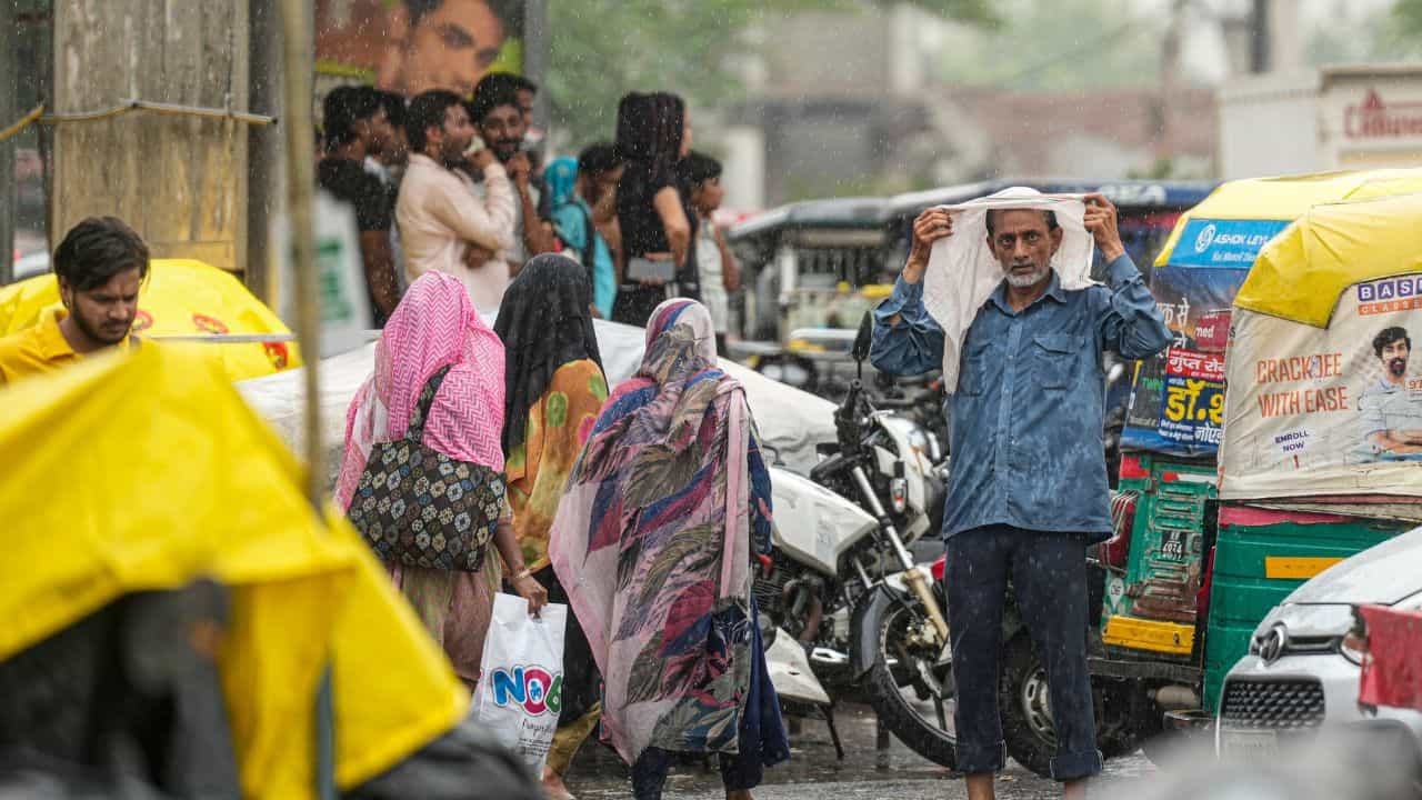 Kerala Weather Update: വരും മണിക്കൂറുകൾ ഈ ജില്ലകൾക്ക് നിർണായകം! അലർട്ടുകളിൽ മാറ്റം, ജാഗ്രത നിർദേശം