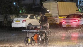 കേരളത്തെ വിറപ്പിച്ച് അതിശക്തമായ മഴ; എല്ലാ ജില്ലകള്‍ക്കും...