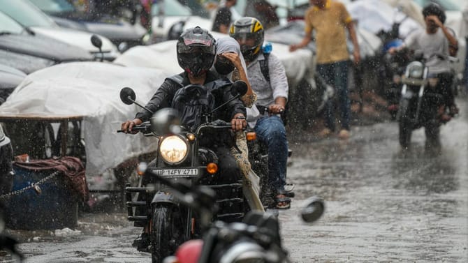 മഴ ശക്തമാകുമോ? ഇരട്ട ചക്രവാതചുഴി; അലർട്ടുകളിൽ മാറ്റം, കാലാവസ്ഥ