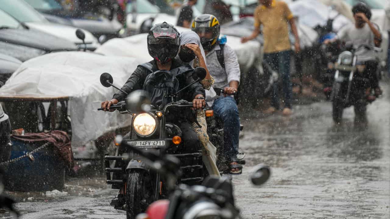 Kerala Weather Update: മഴ ശക്തമാകുമോ? ഇരട്ട ചക്രവാതചുഴി; അലർട്ടുകളിൽ മാറ്റം, കാലാവസ്ഥ